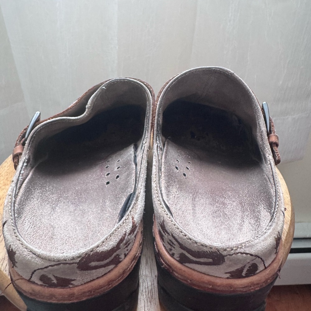 Klogs Brown and Tan Mules with Floral Design - Picture 4 of 5